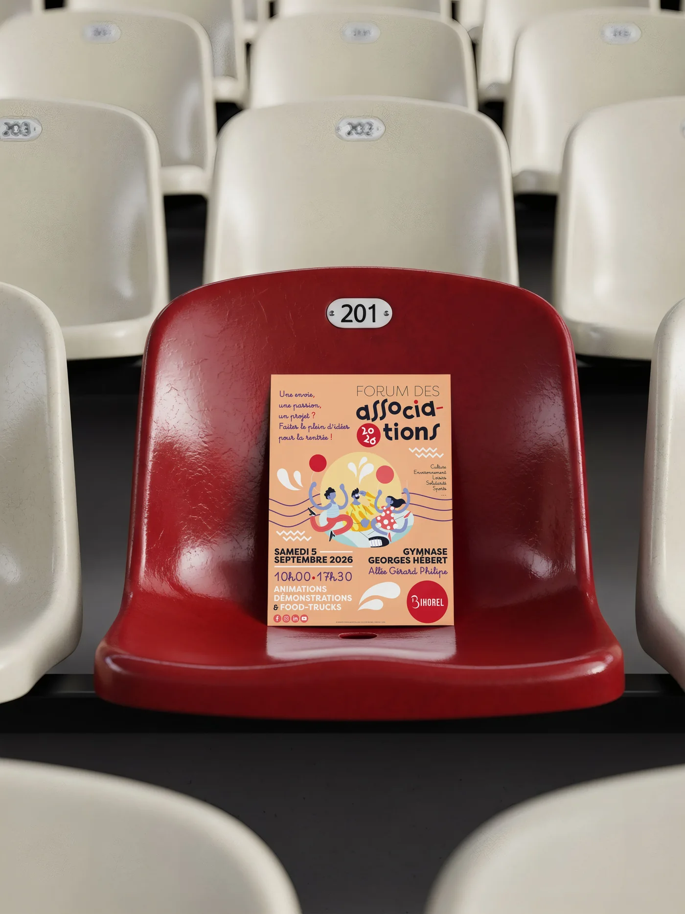 Affiche du Forum des associations posée sur un fauteuil rouge