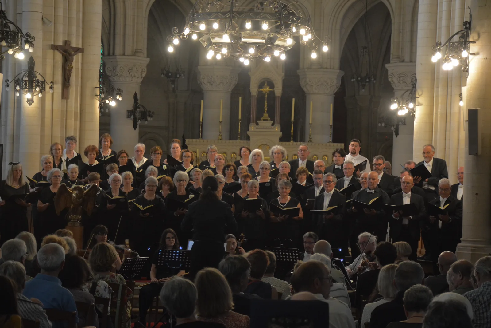 Le Chœur de Rouen Métropole et l’orchestre interprétant le Gloria de Vivaldi dans l’église